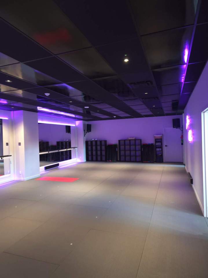 Mur blanc avec inscription néon violette 