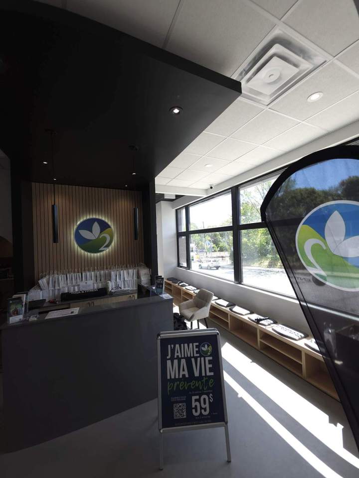 Réception moderne avec logo d'entreprise affichage publicitaire Laval