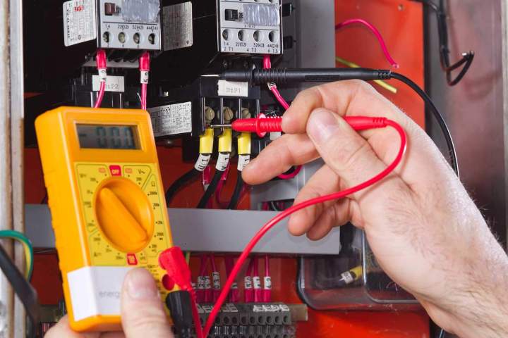 Experienced electrician Laval